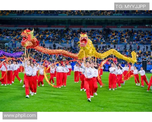 最强足球明星街头挑战极限技艺展现非凡球技与热血激情