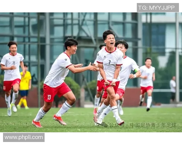 足球明星亲民活动与群众同场踢球展现友谊与热情的精彩瞬间