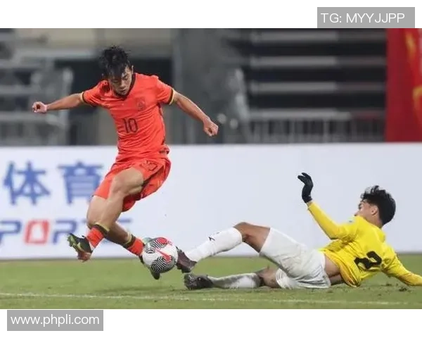 足球明星意外受伤睾丸被踢引发关注球场安全问题及运动员健康讨论 足球明星意外受伤睾丸被踢引发关注球场安全问题及运动员健康讨论